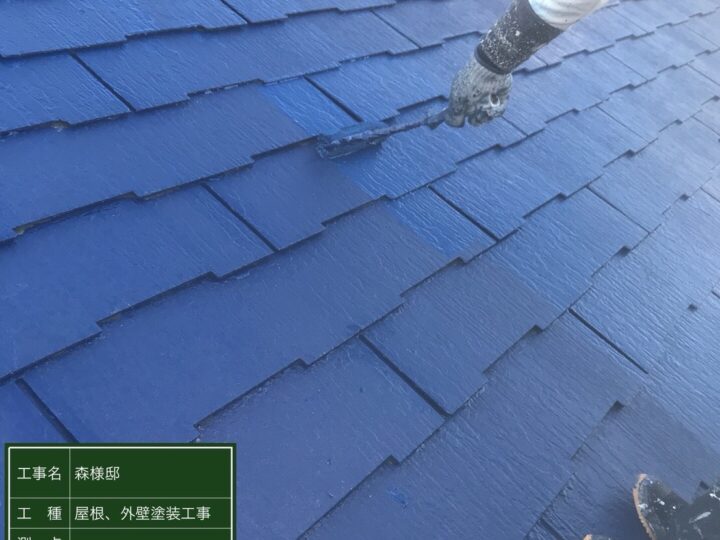 屋根上塗り施工中