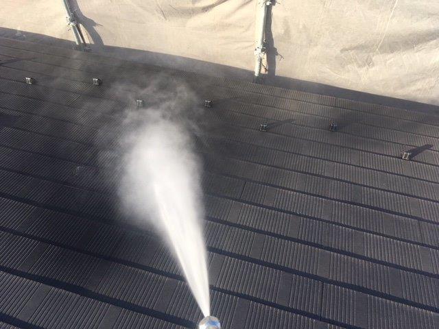 屋根 高圧洗浄中