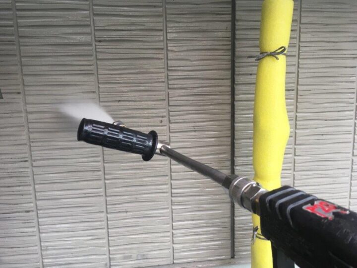 外壁 高圧洗浄中