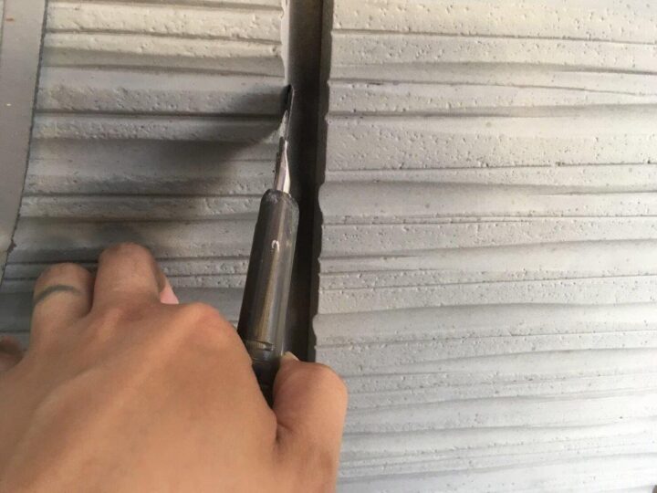 コーキング撤去中