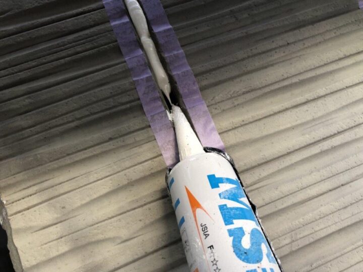 コーキング作業中