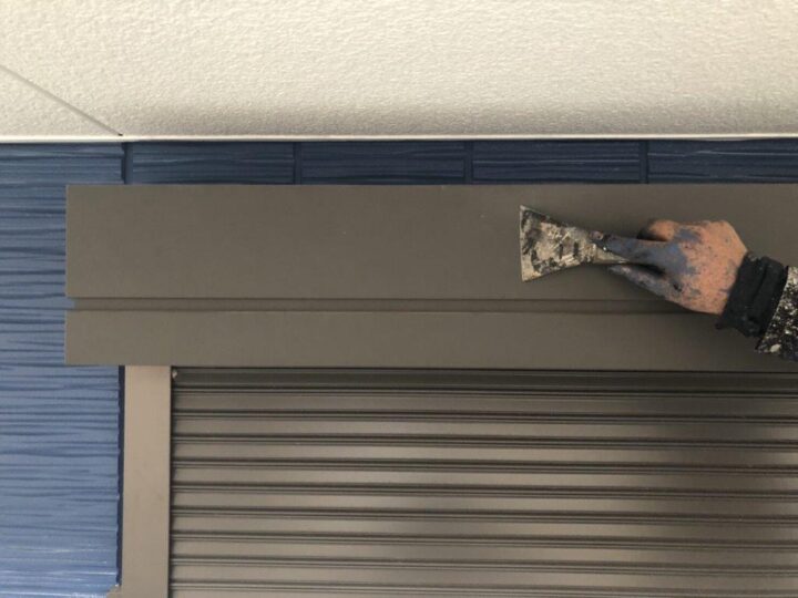 シャッターボックス塗装中