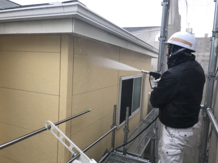 外壁 高圧洗浄中