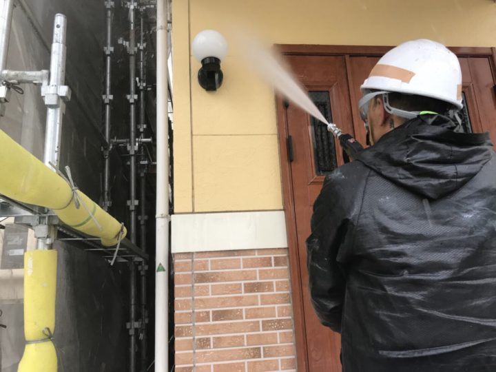 外壁 高圧洗浄中