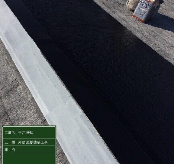 屋根中塗り施工中