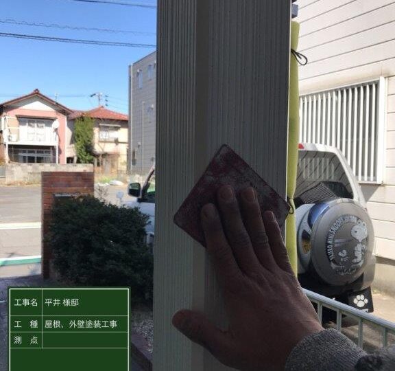 玄関前柱ケレン施工中