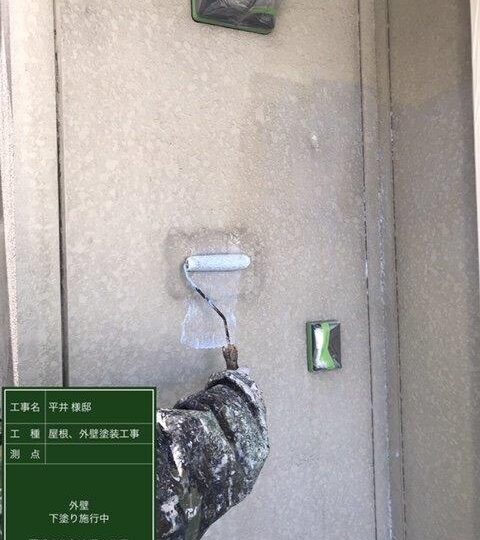 外壁下塗り施工中