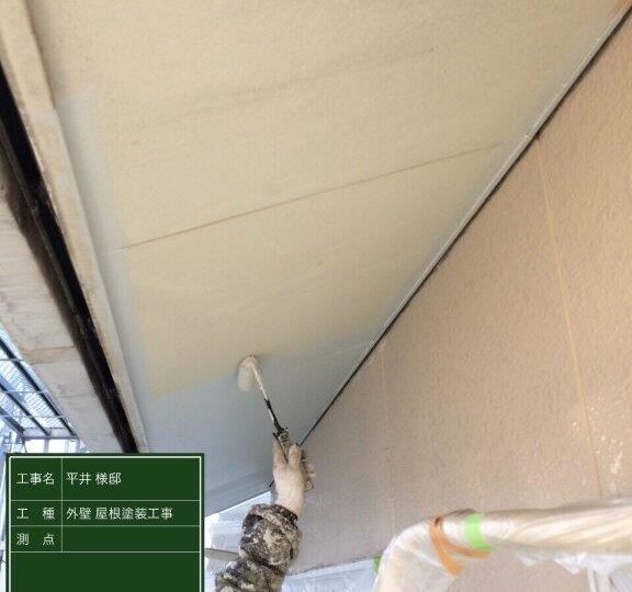 軒天塗装施工中