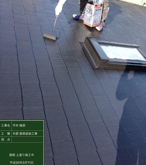 屋根上塗り施工中