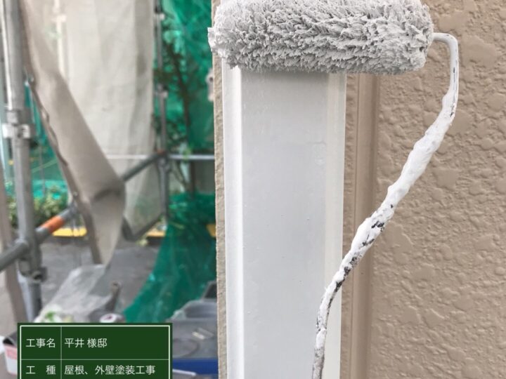 樋上塗り施工中