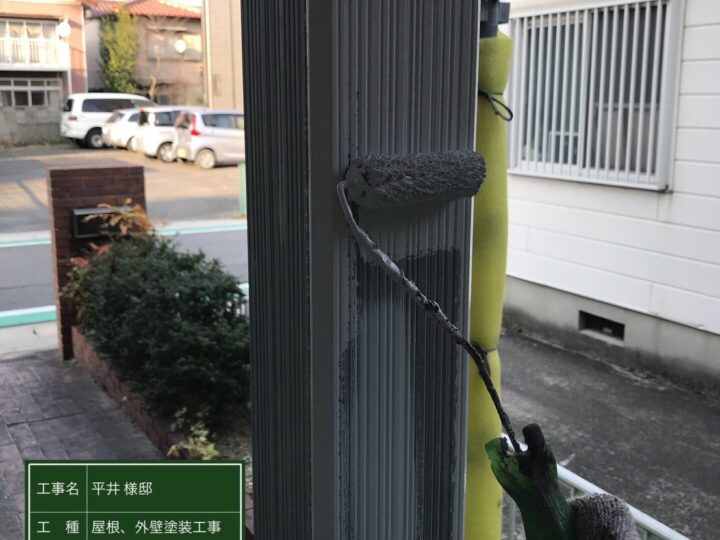玄関柱上塗り施工中