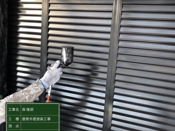 雨戸2回目塗装中