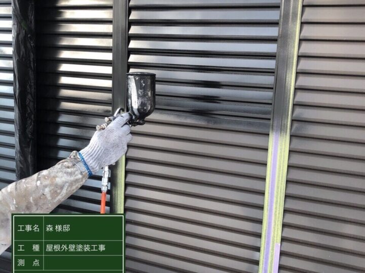 雨戸1回目塗装中