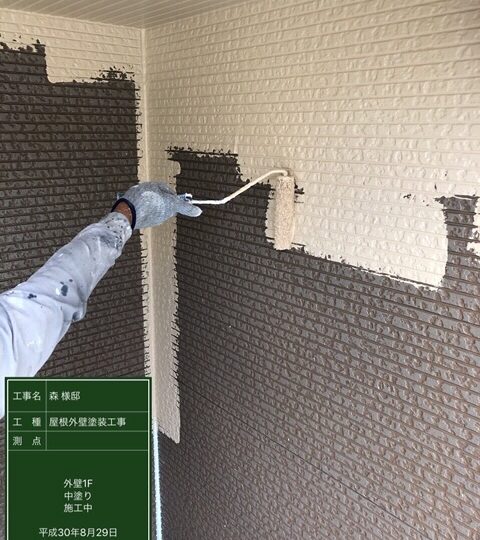 外壁中塗り中