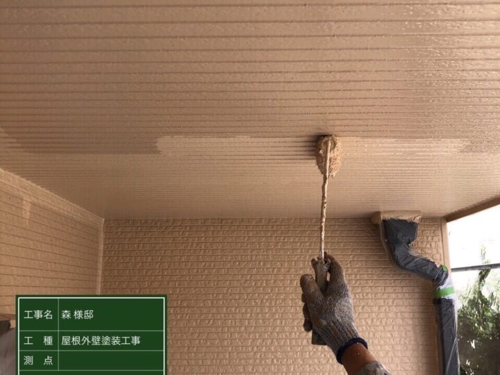 天井上塗り施工中