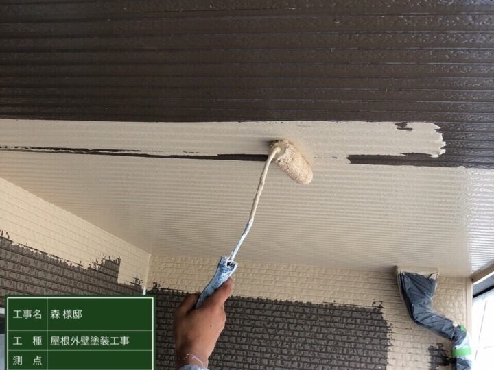 天井中塗り施工中