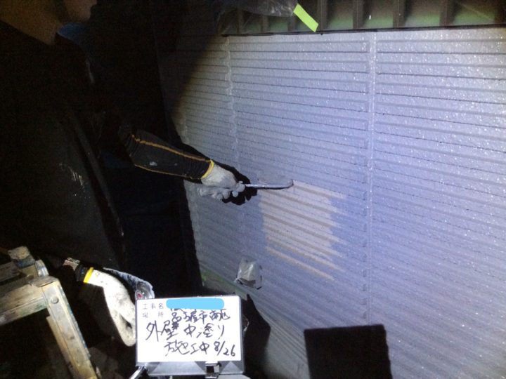 外壁塗装 中塗り中