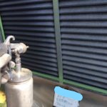 雨戸部下塗りさび止め施工中