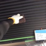 雨戸部下地処理ケレン施工中