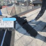 屋根中塗り作業中