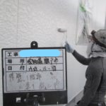 外壁上塗り作業中