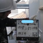 外壁上塗り1回目施工中