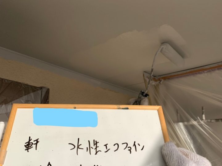 軒塗装 上塗り中