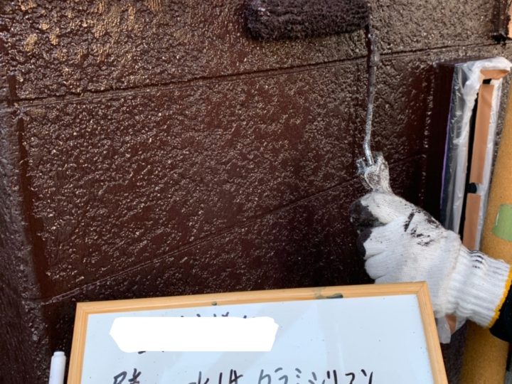 外壁塗装 上塗り中