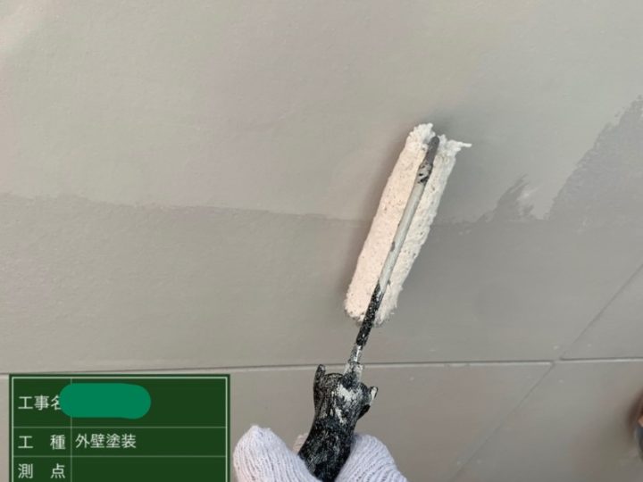 軒天塗装 下塗中