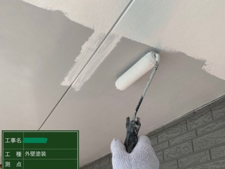 軒天塗装 2回目作業中