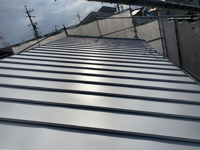 屋根葺き替え工事 屋根材施工