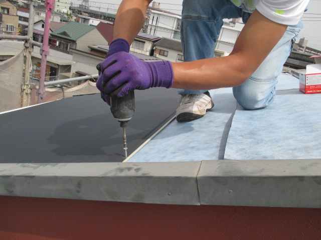 屋根葺き替え工事 屋根材取付