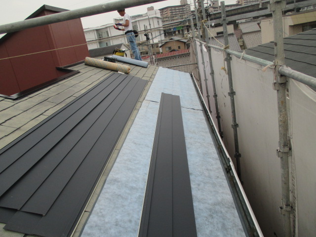 屋根葺き替え工事 屋根材取付