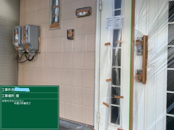 外壁塗装 玄関部分 中塗り