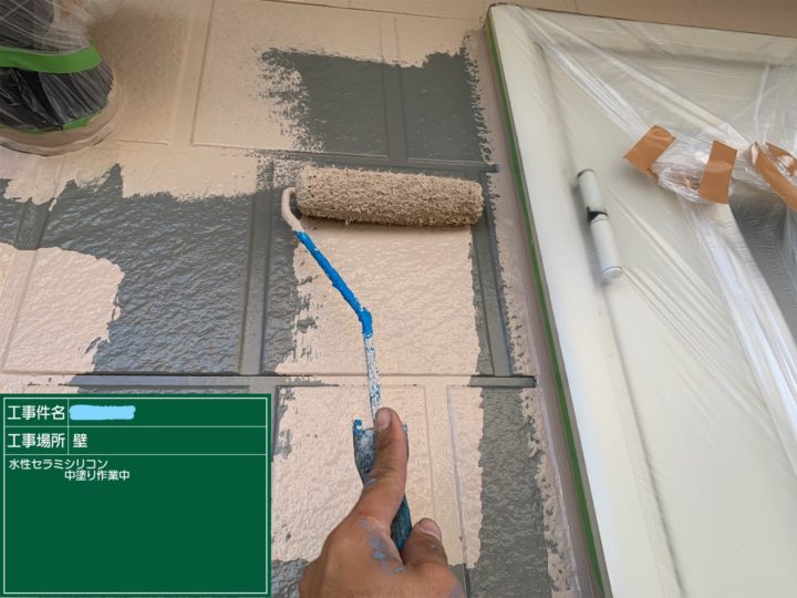 外壁塗装 玄関部分 中塗り