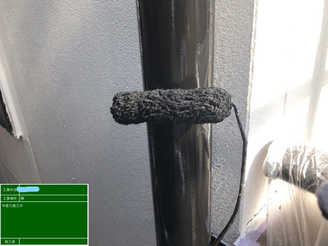 樋塗装 中塗り作業中