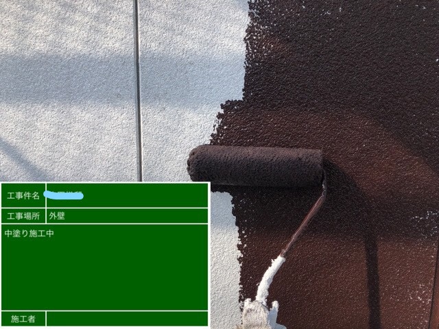 外壁塗装 中塗り作業中