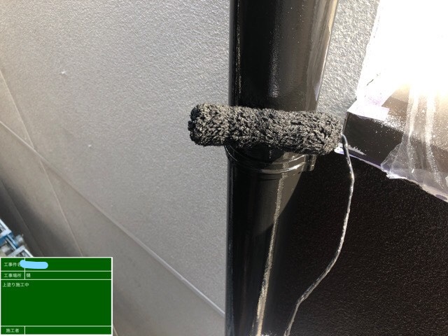 樋塗装 上塗り作業中